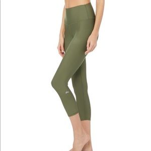Alo airbrush olive green capri leggings